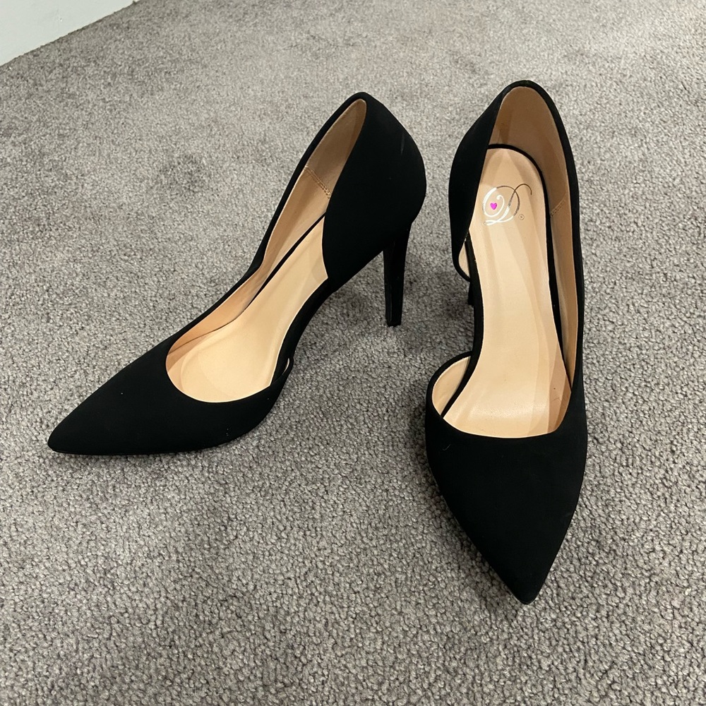 POINTED TOE BLACK HEELS